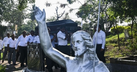 Funérailles d'une victime des attentats jihadistes de Pâques au Sri Lanka, dans un cimetière de Colombo le 24 avril 2019.