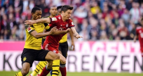 Dortmund est toujours à a lutte pour le titre en Allemagne malgré une défaite 5-0 contre le Bayern Munich signée d'un doublé de Robert Lewandowski (D), le 6 avril 2019 à Munich.