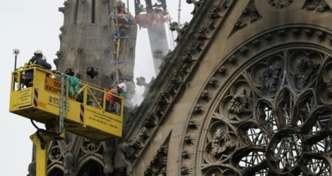 Des ouvriers travaillent près de la rosace de Notre-Dame de Paris, le 23 avril 2019.