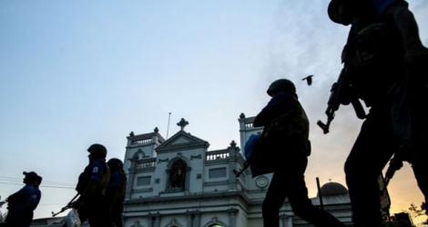 Des soldats montent la garde le 26 avril 2019 devant l'église Saint-Antoine de Colombo, l'un des lieux de culte chrétiens frappés lors des attentats du dimanche de Pâques au Sri Lanka.