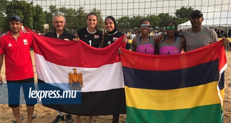 Nathalie Létendrie, Liza Bonne et leur entraîneur Pascal Ava aux côtés de la paire égyptienne vainqueur de cette CAN 2019.