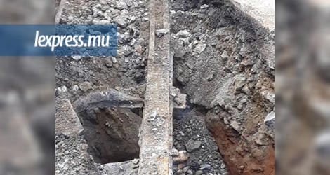 Les rails ont été découverts pendant les fouilles pour la construction des drains. © Reiaz Sookhroo