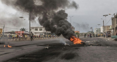 Des manifestants ont érigé des barricades à Cotonou, bastion de l'ancien président du Bénin Thomas Yayi Boni le 2 mai 2019.