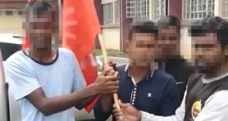 Capture d’écran de la vidéo montrant quatre Bangladais brandissant le drapeau du MSM, le 1er Mai.