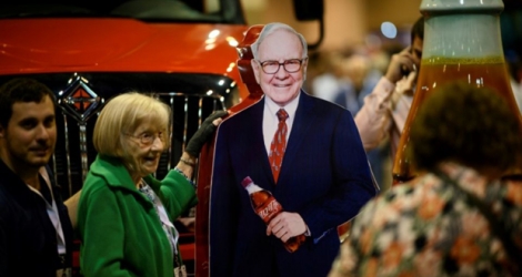 Des actionnaires posent auprès d'une effigie grandeur nature du milliardaire américain Warren Buffett, PDG de Berkshire Hathaway, lors de l'assemblée générale du groupe à Omaha (Etats-Unis), le 3 mai 2019.