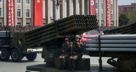Un lanceur de roquettes défile pendant une parade militaire à Pyongyang, le 15 avril 2018.