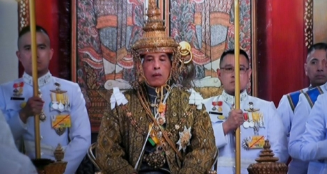 Capture d'image de la télévision thaïlandaise, le 4 mai 2019, montrant le roi Maha Vajiralongkorn lors des cérémonies pour son couronnement à Bangkok.