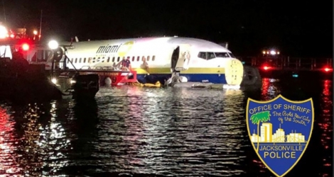 Image fournie le 3 mai 2019 par le Sheriff de Jacksonville, en Floride, d'un Boeing 737 ayant fini son atterrissage dans une rivière.
