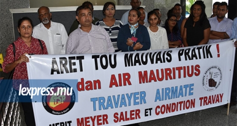 Syndicats et employés ont gardé leur banderole à l’intérieur, ce vendredi 10 mai, après leur rencontre avec la direction d’Air Mauritius.