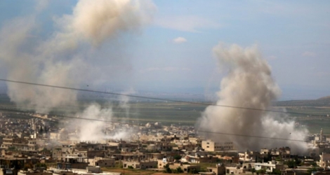 Panache de fumée après un bombardement sur Khan Cheikhoun dans la province d'Idleb le 10 mai 2019.