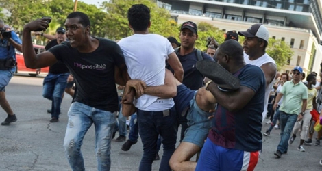 Des policiers cubains interpellent des manifestants pour les droits LGBT, le 11 mai 2019 à La Havane.