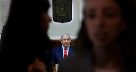 Le Premier ministre israélien Benjamin Netanyahu (C) lors de la réunion hebdomadaire de son gouvernement, le 12 mai 2019.