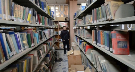 Des rayonnages de la bibliothèque de l'Université, le 17 avril 2019 à Mossoul, en Irak.