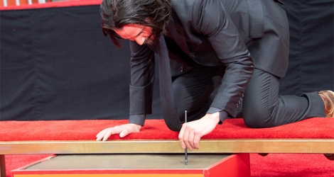 L'acteur Keanu Reeves, 54 ans, a laissé mardi ses empreintes dans le ciment du Chinese Theatre, cinéma historique de Los Angeles.