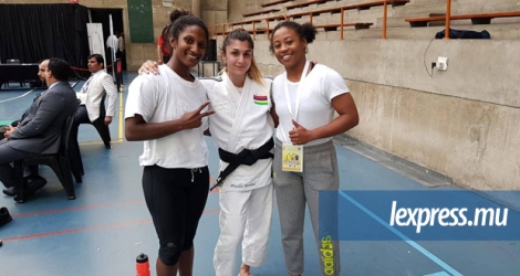 L’unique médaillée mauricienne aux Championnats d’Afrique seniors 2019, Priscilla Morand, entourée de Sarah Sylva (à g.) et de Christianne Legentil (à dr.).