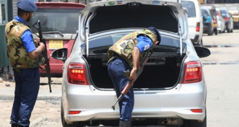 Des militaires Sri Lankais inspectent un véhicule à Colombo le 4 mai 2019, après les d'attentats le jour de Pâques contre des églises et des grands hôtels.