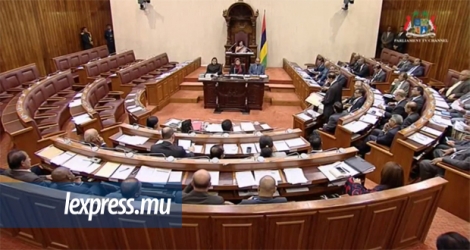 Toute l’opposition a été expulsé du Parlement.