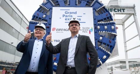 Martin Herrenknecht (g) et Thierry Dallard, à la tête du Grand Paris, devant un tunnelier de l'atelier allemand, le 20 mai 2019.