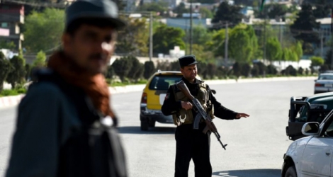 Des policiers afghans contrôlent des véhicules, le 30 avril 2019 à Kaboul.