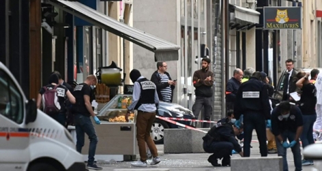 Des enquêteurs sur les lieux de l'attaque au colis piégé qui a fait 13 blessés légers à Lyon, le 25 mai 2019.