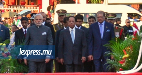 Le Premier ministre indien, aux côtés de l'ancien chef du gouvernement, sir Anerood Jugnauth, et l'ex président de la République, Kailash Purryag, en mars 2015.