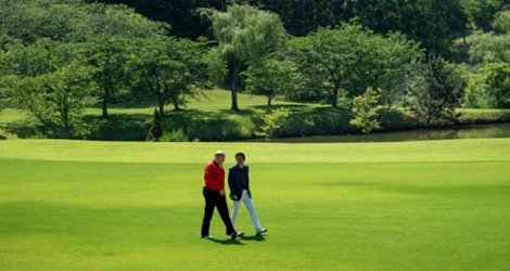 Le président américain Donald Trump et le Premier ministre japonais Shinzo Abe, le 26 mai 2019 sur un terrain de golf à Chiba, près de Tokyo.