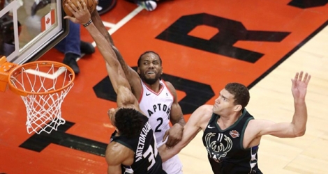 Kawhi Leonard (c) des Toronto Raptors tente de marquer face aux Milwaukee Bucks lors du match 6 de la finale de la Conférence Est des play-offs NBA, le 25 mai 2019 à Toronto.