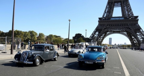 Rallye de véhicules anciens sous la tour Eiffel, à Paris.