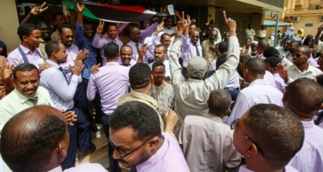 Des employés de banque soudanais manifestent devant leur établissement, dans le cadre d'un mouvement de grève générale, le 28 mai 2019 à Khartoum.
