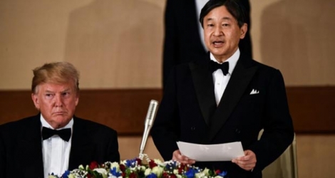 Le président américain Donald Trump (G) écoute l'Empereur du Japon Naruhito lors d'un banquet au Palais impérial le 27 mai 2019 à Tokyo.