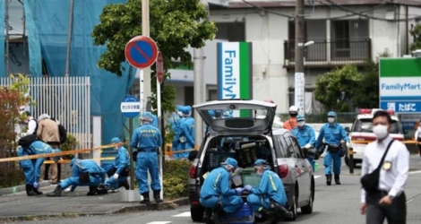 La police scientifique inspecte la scène de crime à Kawasaki, près de Tokyo, où un homme a poignardé plusieurs personnes avant de se donner la mort le 28 mai 2019.