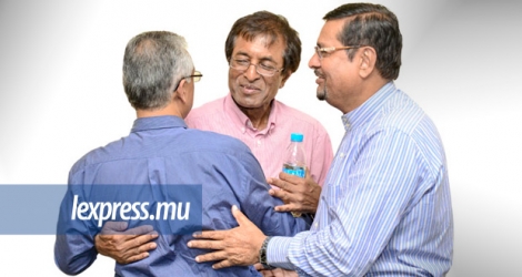 Anil Gayan, faisant l’accolade à Pravind Jugnauth, en compagnie de Showkutally Soodhun, lors des jours heureux, en 2014. [Photo d’archives]