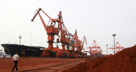 Chargement de terres rares dans le port de Lianyungang, le 5 septembre 2010 dans l'est de la Chine.