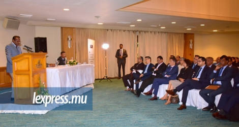 Le ministre Sudhir Sesungkur prenant la parole lors de la réunion des organismes régulateurs du continent africain, à l’hôtel «Maritim», mardi dernier.