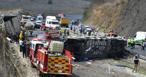 Les services de secours sur le site d'un accident de la route à Coatzacoalcos au Mexique, le 29 mai 2019.