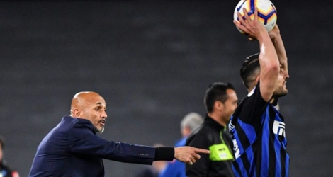 L'entraîneur de l'Inter Milan Luciano Spalletti (g) donne des instructions lors du match contre Naples en Serie A au stade San Paolo, le 19 mai 2018.