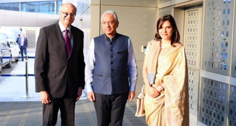 Le couple Jugnauth, Pravind et Kobita, avec Vijay Keshav Gokhale, à leur arrivée en Inde, ce jeudi 30 mai.