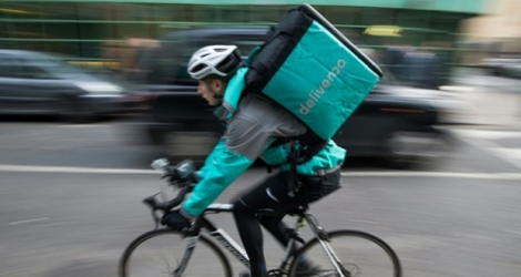 Un livreur de la société britannique Deliveroo file à bicyclette à Camden Town dans le nord de Londres, le 17 novembre 2016.