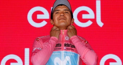 L'Equatorien Richard Carapaz sur le podium après la 19e étape du Tour d'Italie le 31 mai 2019.