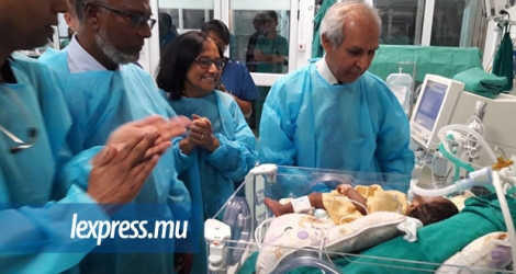 Le Dr Anwar Husnoo, ministre de la Santé et pédiatre, s’est rendu au chevet du «bébé miracle» à l’hôpital.
