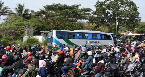 Les routes indonésiennes sont saturées. Les automobilistes peuvent parfois s'attendre à des trajets de 24 heures pour gagner leur destination tandis que les accidents sont nombreux. 