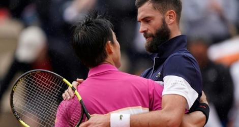 Accolade entre Benoît Paire et le Japonais Kei Nishikori, vainqueur de leur duel à Roland-Garros, le 3 juin 2019.