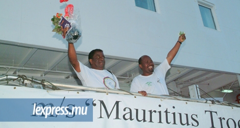 Fernand Mandarin, décédé en 2016, et Olivier Bancoult lors du départ d’une délégation chagossienne, en 2006, pour la première visite sur leur terre natale.