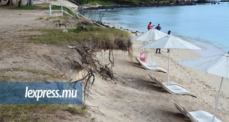 Des travaux sont effectués sur la plage de Mont-Choisy pour combattre l’érosion.
