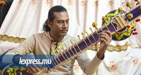 Sanjeev Jugnah, 44 ans, est musicien, particulièrement joueur de sitar. 