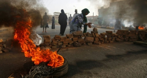 Des manifestants soudanais font brûler des pneus et érigent des barricades, le 3 juin 2019 à Khartoum.