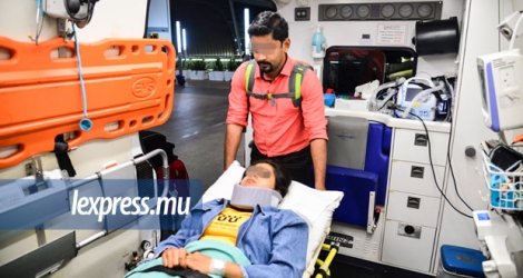La touriste de 28 ans, blessée au niveau de la colonne vertébrale, a été transportée de la clinique à l’aéroport en ambulance, mercredi.