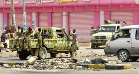 Des forces de sécurité soudanaises postées dans un rue de la capitale Khartoum, le 9 juin 2019.