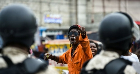 Un manifestant haïtien proteste contre le gouvernement, devant le parlement à Port-au-Prince le 30 mai 2019.