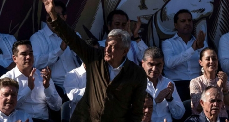 Le président mexicain Andres Manuel Lopez Obrador (c) salue ses sympathisants à Tijuana, près de la frontière américaine (nord-ouest du Mexique), le 8 juin 2019.